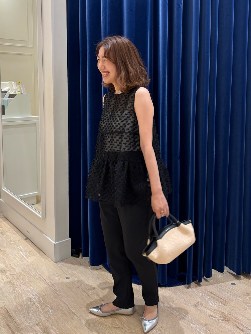 「ブラウス、ブラウス×パンツ、ノースリーブ、テーパードパンツ、パンツスタイル、オールブラック、ワントーンコーデ、シンプルコーデ、シアートップス、キレイめ、オトナ女子、大人かわいい、お出かけコーデ、夏コーデ」｜「NOLLEY’S Sophiの【PR阿部☆別注】ドットポンポン2WAYノースリーブブラウス（シャツ/ブラウス、ブラック系）」を使った、nol  komatsubaraさん（レディース・159cm）の夏コーディネートの4枚目の写真