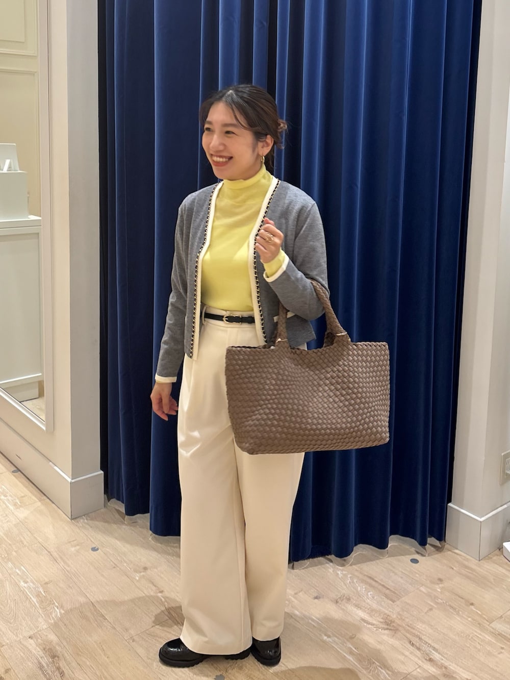 ホワイト系のその他パンツ、グレー系のカーディガン/ボレロ、イエロー系のニット/セーターを着用したレディースの秋コーディネートの4枚目の写真