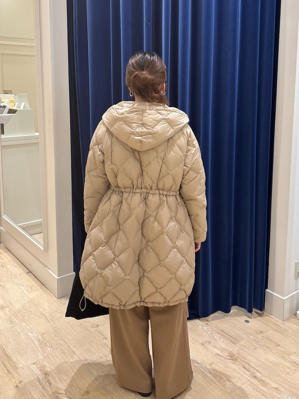 ピンク系のカーディガン/ボレロ、イエロー系のその他パンツ、ブラック系のトートバッグを着用したレディースの秋コーディネートの7枚目の写真