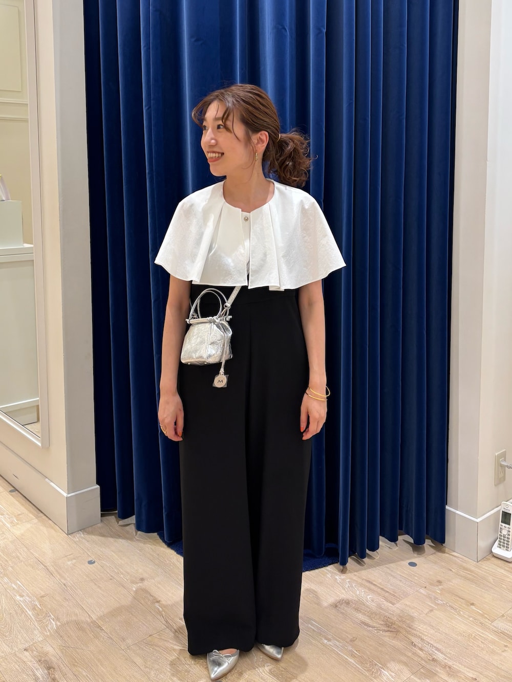 「オールインワン、フリルトップス、シンプルコーデ、オトナカジュアル、オトナ女子、大人かわいい、お出かけコーデ、モノトーン、楽チンコーデ、シルバーバッグ、春夏コーデ、甘めカジュアル」｜「Rie Millerの《セットアップ対応》【PR林☆別注アイテム】ウォッシャブルエアーシャークオールインワン（つなぎ/オールインワン、ブラック系）」を使った、nol  komatsubaraさん（レディース・159cm）の夏コーディネートの2枚目の写真
