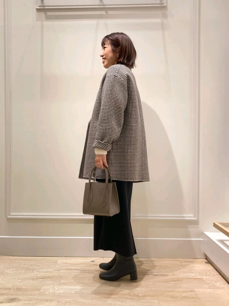 「オトナカジュアル、シンプル、休日スタイル、オトナ女子、ブーツスタイル、コート、チェスターコート、ショートブーツ、スカート、タイトスカート、ケーブルニット、チドリ柄、柄コート、スカートスタイル、アウターコーデ」|「NOLLEY’Sのチェスターコート(チェスターコート、ベージュ系)」を使った、nol komatsubaraさん(レディース・159cm)の秋コーディネートの4枚目の写真
