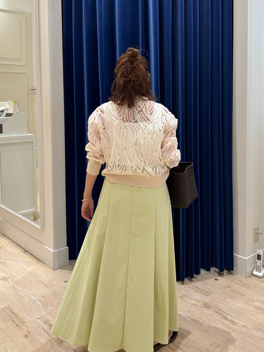 「カーディガン、カーディガンコーデ、チュール刺繍、スカート、スカートスタイル、ロングスカート、シンプルコーデ、お出かけコーデ、きれいめカジュアル、オトナカジュアル、オトナ女子、大人かわいい、大人カジュアル、甘めカジュアル」|「SANRAMIの【SANRAMI/サンラミ】【松葉☆別注アイテム】リングハンドルメルカドバッグ(かごバッグ、ブラウン系)」を使った、nol komatsubaraさん(レディース・159cm)の夏コーディネートの7枚目の写真