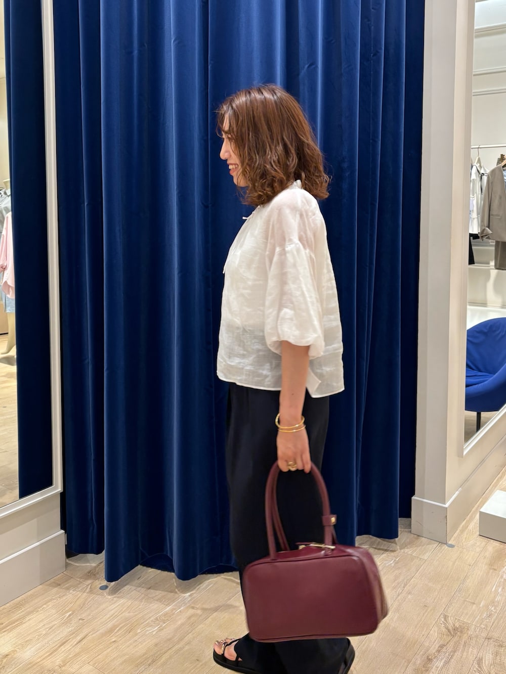 「夏コーデ、シンプルスタイル、大人女子、パンツコーデ、オトナカジュアル、ブラウス、ラミー、ワイドパンツ、オトナ女子、オンオフ兼用、シアーシャツ、お出かけコーデ、きれいめカジュアル」|「NOLLEY’Sの《手洗い可能》サテン×ベア天2WAYタンクトップ(タンクトップ、ホワイト系)」を使った、nol komatsubaraさん(レディース・159cm)の夏コーディネートの4枚目の写真