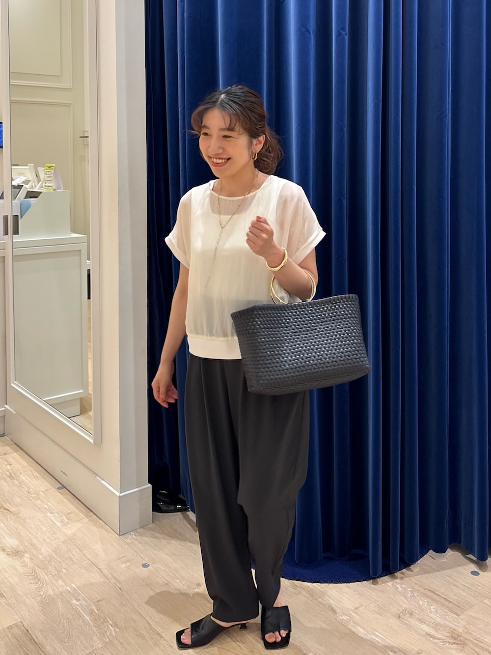 「ブラウス、シアートップス、パンツスタイル、パンツ、バレルパンツ、きれいめカジュアル、大人コーデ、大人カジュアル、大人女子、シンプルコーデ、ラクチンコーデ、お出かけコーデ」｜「NOLLEY’Sの【松葉☆別注アイテム】《セットアップ対応》エアリージョーゼットイージーバレルパンツ（その他パンツ、グレー系）」を使った、nol  komatsubaraさん（レディース・159cm）の春コーディネートの2枚目の写真