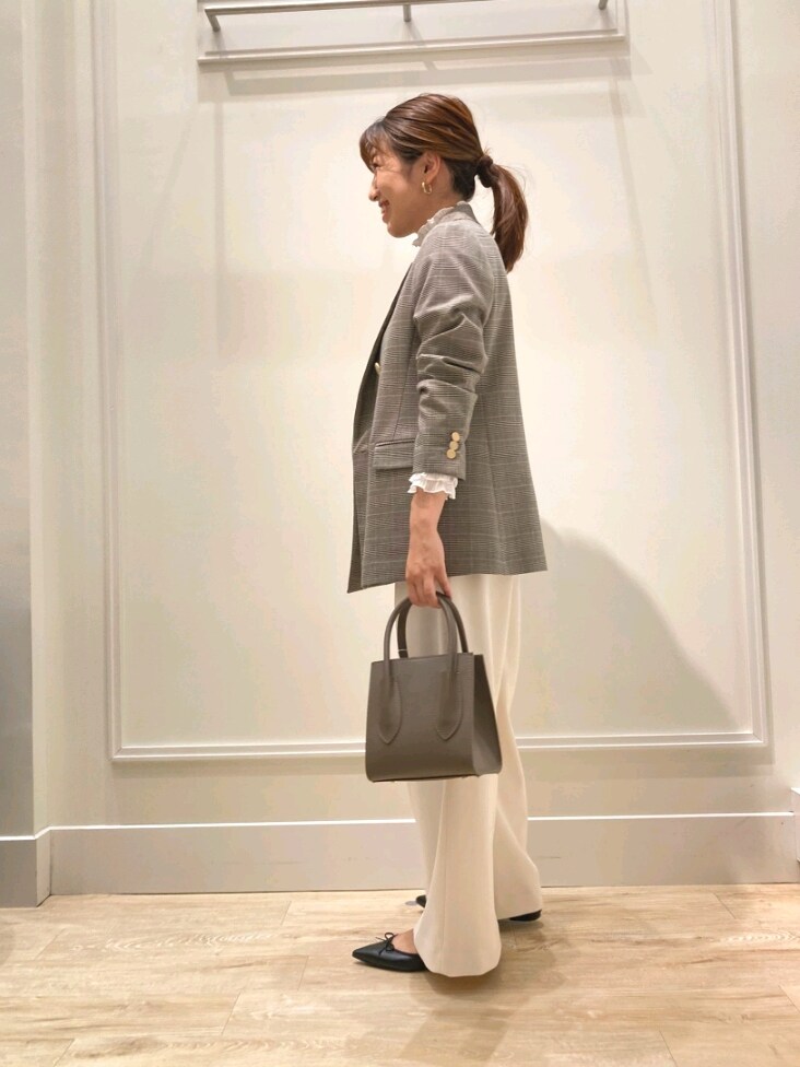 「オトナ女子、秋コーデ、シンプルスタイル、ジャケット、ジャケットスタイル、チェック、パンツスタイル、フリル、フリルトップス、キレイめ、オフィスカジュアル、オンオフ兼用、白パンツ、ワイドパンツ、ポインテッドトゥ」｜「NOLLEY’Sのポインテッドトゥバレエシューズ（パンプス、ブラック系）」を使った、nol  komatsubaraさん（レディース・159cm）の秋コーディネートの4枚目の写真