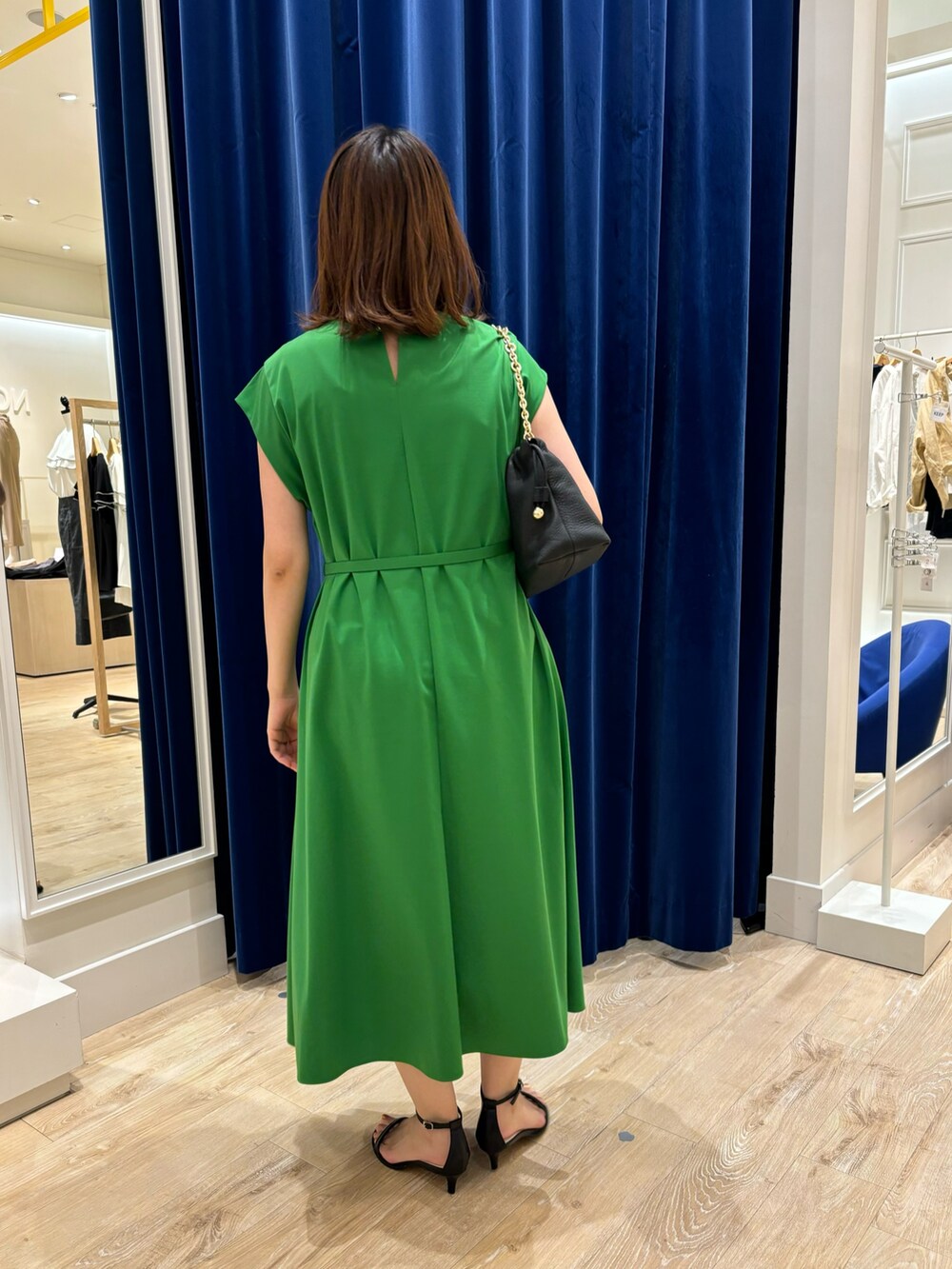 グリーン系のワンピース、ブラック系のショルダーバッグ、ブラック系のサンダルを着用したレディースの夏コーディネートの7枚目の写真