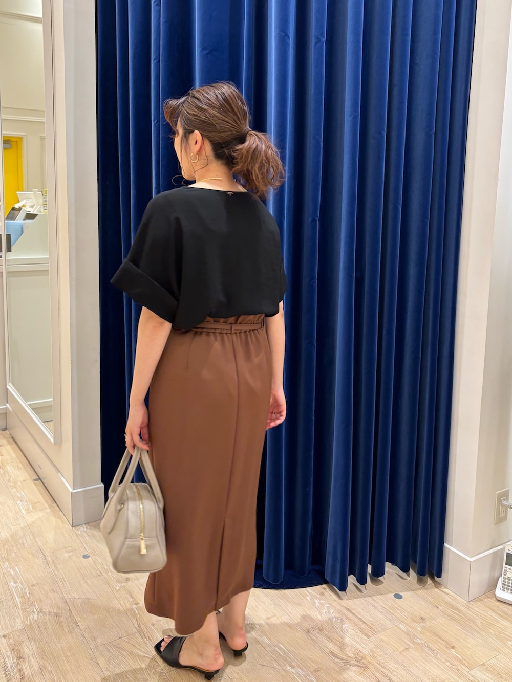 「スカート、スカートスタイル、タイトスカート、ブラウス、ブラウン、シンプルコーデ、キレイめ、大人女子、大人コーデ、オフィスカジュアル、オンオフ兼用」｜「NOLLEY’Sのウォッシャブル片タック タイトミディスカート（スカート、ブラウン系）」を使った、nol  komatsubaraさん（レディース・159cm）の春コーディネートの5枚目の写真