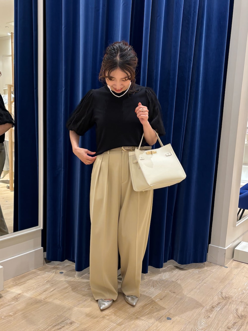 「ワイドパンツ、パンツスタイル、ニット、サマーニット、パフスリーブ、袖チュール、シンプルコーデ、きれいめカジュアル、キレイめ、大人女子、大人かわいい、お出かけコーデ、オンオフ兼用」｜「NOLLEY’S Sophiの《手洗い可能》袖チュールプルオーバーニット（ニット/セーター、ブラック系）」を使った、nol  komatsubaraさん（レディース・159cm）の春コーディネートの2枚目の写真