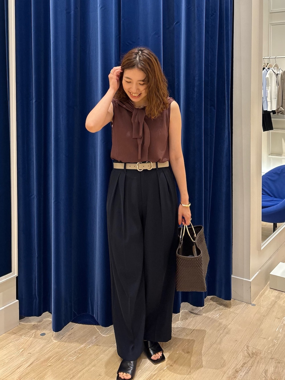 「ワイドパンツ、ニット、アンサンブル、ブラウン、シンプルコーデ、大人コーデ、大人女子、キレイめ、オンオフ兼用、夏コーデ、ノースリーブ」|「SANRAMIの【SANRAMI/サンラミ】【松葉☆別注アイテム】リングハンドルメルカドバッグ(かごバッグ、ブラウン系)」を使った、nol komatsubaraさん(レディース・159cm)の夏コーディネートの5枚目の写真