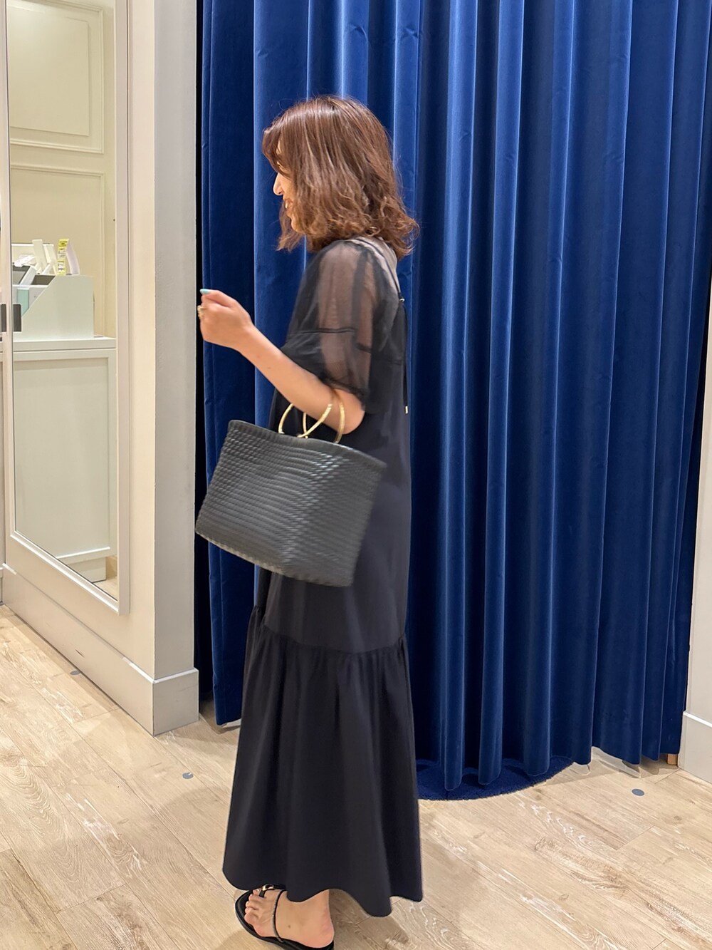 「夏コーデ、ワンピース、オトナカジュアル、大人コーデ、楽チンコーデ、大人可愛い、シンプルスタイル、ワンピースコーデ、キャミワンピ、パフスリーブ、お出かけコーデ、オトナ女子、大人かわいい、サンダル、きれいめカジュアル」|「NOLLEY’Sの2WAYキャミワンピース(ワンピース、ブラック系)」を使った、nol komatsubaraさん(レディース・159cm)の夏コーディネートの3枚目の写真
