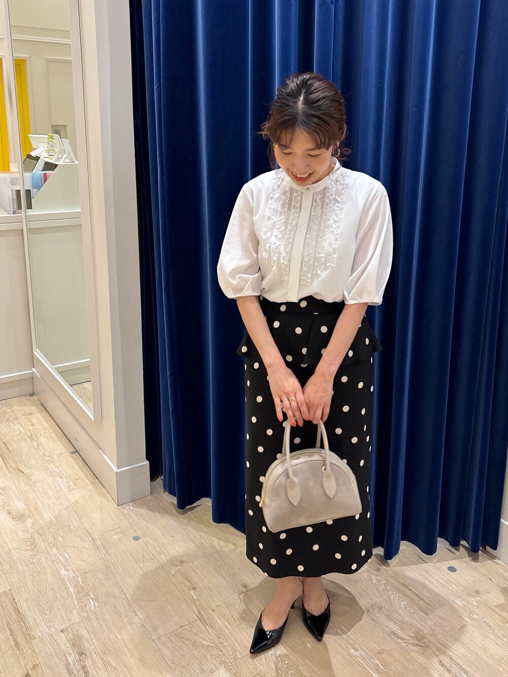 「ブラウス、スカート、スカートスタイル、タイトスカート、ドット、フリル、モノトーン、シンプルコーデ、大人コーデ、大人女子、大人かわいい、春夏コーデ、キレイめ、お出かけコーデ、オンオフ兼用」｜「NOLLEY’Sの前フリルブラウス（シャツ/ブラウス、ホワイト系）」を使った、nol  komatsubaraさん（レディース・159cm）の春コーディネートの2枚目の写真