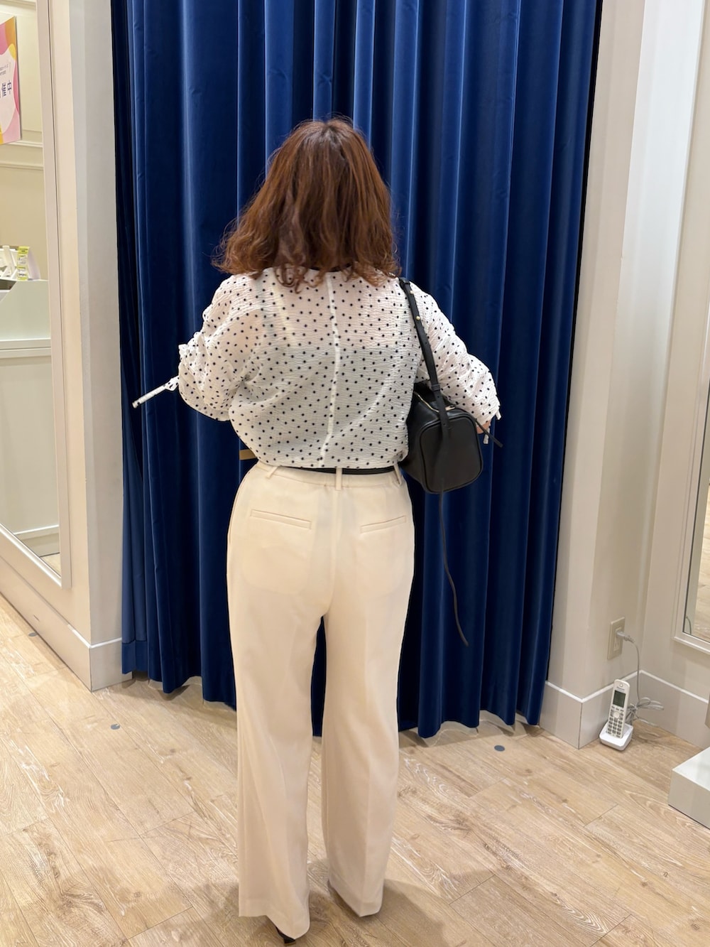 「ブラウス、ドット、パンツスタイル、ワイドパンツ、モノトーン、夏コーデ、オトナ女子、大人コーデ、大人かわいい、きれいめカジュアル、キレイめ、オンオフ兼用、白パンツ、シンプルスタイル」｜「NOLLEY’Sのポコポコサッカー2WAYブラウス（シャツ/ブラウス、ホワイト系）」を使った、nol  komatsubaraさん（レディース・159cm）の夏コーディネートの4枚目の写真