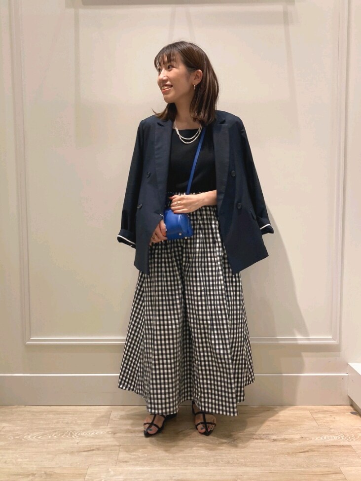 「オトナカワイイ、お出かけコーデ、休日スタイル、ワンピース、ワンピーススタイル、ジャケット、夏コーデ、晩夏、ジャケットスタイル、サンダル、モノトーン、ギンガムチェック、ドッキングワンピ、大人ガーリー、着回しコーデ」｜「NOLLEY’Sのウォッシャブル麻混ダブルジャケット（テーラードジャケット、ブルー系）」を使った、nol  komatsubaraさん（レディース・159cm）の夏コーディネートの2枚目の写真