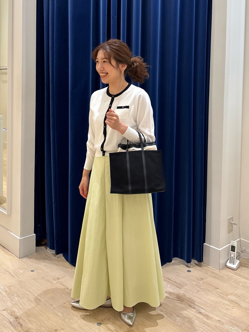 「カーディガン、カーディガンコーデ、スカート、スカートスタイル、ロングスカート、シンプルコーデ、キレイめ、大人コーデ、お出かけコーデ、休日スタイル、春夏コーデ、オトナ女子」｜「NOLLEY’S Sophiの高機能 タスランフレアロングスカート（スカート、グリーン系）」を使った、nol  komatsubaraさん（レディース・159cm）の夏コーディネートの4枚目の写真