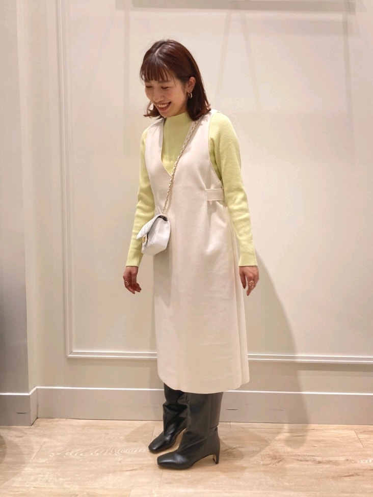 「冬コーデ、ジャンパースカート、白ワンピ、リブニット、カラーニット、ロングブーツ、チェーンバッグ、キルティングバッグ、お出かけコーデ、オンオフ兼用、シンプルコーデ、大人かわいい、休日スタイル、大人コーデ、ワンピース」｜「NOLLEY’Sの圧縮ジャージジャンパースカート（ワンピース、ホワイト系）」を使った、nol  komatsubaraさん（レディース・159cm）の冬コーディネートの4枚目の写真