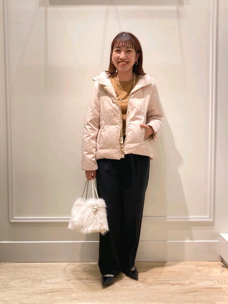 「シンプルスタイル、お出かけコーデ、大人女子、きれいめカジュアル、ダウン、パンツスタイル、ワイドパンツ、アウターコーデ、ショートコート、グレー×ピンク、バレエシューズ、薄手ニット、キャメル、黒パンツ、着回しコーデ」｜「NOLLEY’SのNOLLEY’Sダウン（ダウンジャケット/コート、ピンク系）」を使った、nol  komatsubaraさん（レディース・159cm）の秋コーディネートの2枚目の写真