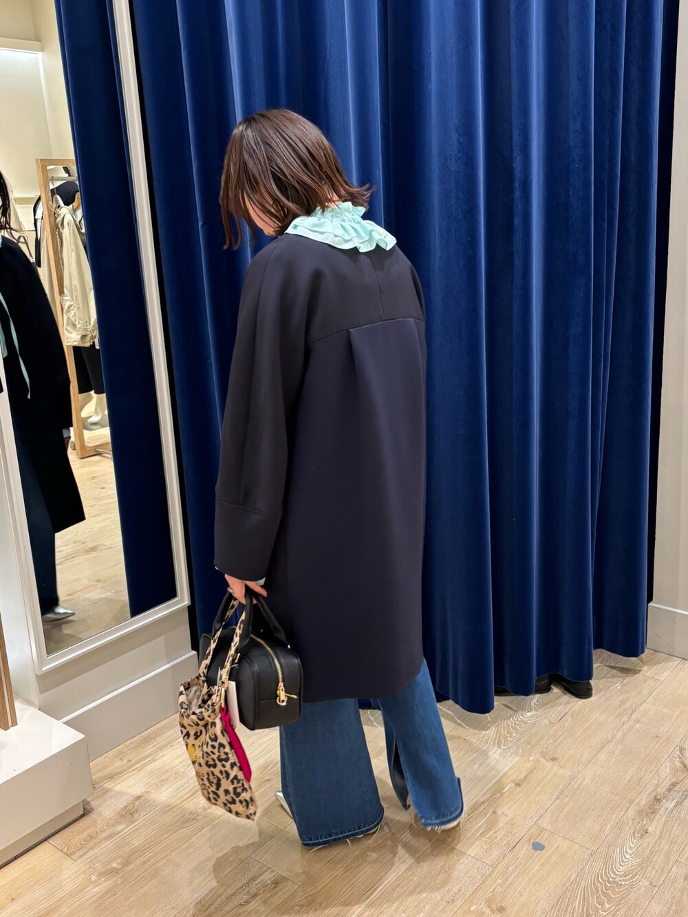 「春コーデ、春アウター、ブラウス、ブラウス×デニム、デニム、きれいめカジュアル、キレイめ、休日スタイル、お出かけコーデ、シンプルコーデ、大人女子、大人可愛い、フリル、春色」|「NOLLEY’Sのウォッシャブル軽量トリプルクロスサテン切替クルーネックコート(ダッフルコート、ブルー系)」を使った、nol komatsubaraさん(レディース・159cm)の冬コーディネートの5枚目の写真