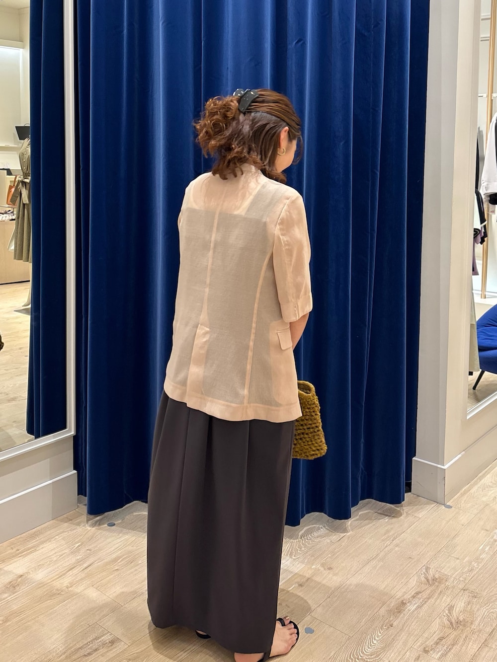 「ジャケット、ジャケットスタイル、半袖ジャケット、ワンピース、ワンピーススタイル、リネン風、高機能、シンプルコーデ、お出かけコーデ、オンオフ兼用、夏コーデ、大人カジュアル、大人コーデ、大人女子、きれいめカジュアル」｜「NOLLEY’Sのウォッシャブルリネン風シアー5分袖ジャケット（ノーカラージャケット、ベージュ系）」を使った、nol  komatsubaraさん（レディース・159cm）の夏コーディネートの6枚目の写真
