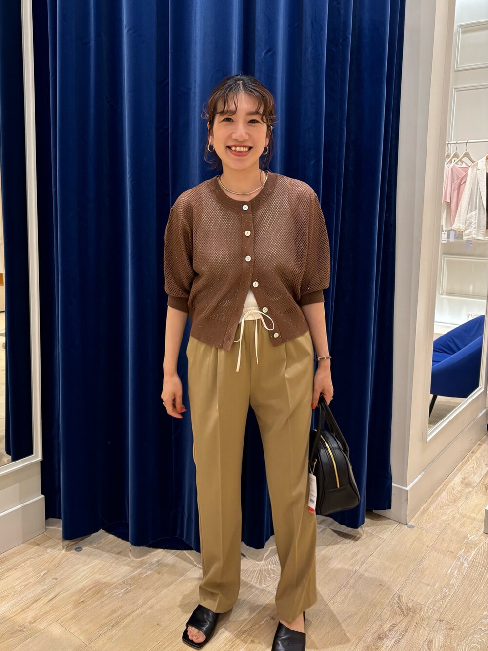 「カーディガン、カーディガンコーデ、メッシュ、ブラウン、イージーパンツ、配色、パンツスタイル、シンプルコーデ、きれいめカジュアル、ワントーンコーデ、オンオフ兼用、春夏コーデ」｜「NOLLEY’Sのウォッシャブルウエスト配色イージーパンツ（その他パンツ、イエロー系）」を使った、nol  komatsubaraさん（レディース・159cm）の春コーディネートの2枚目の写真