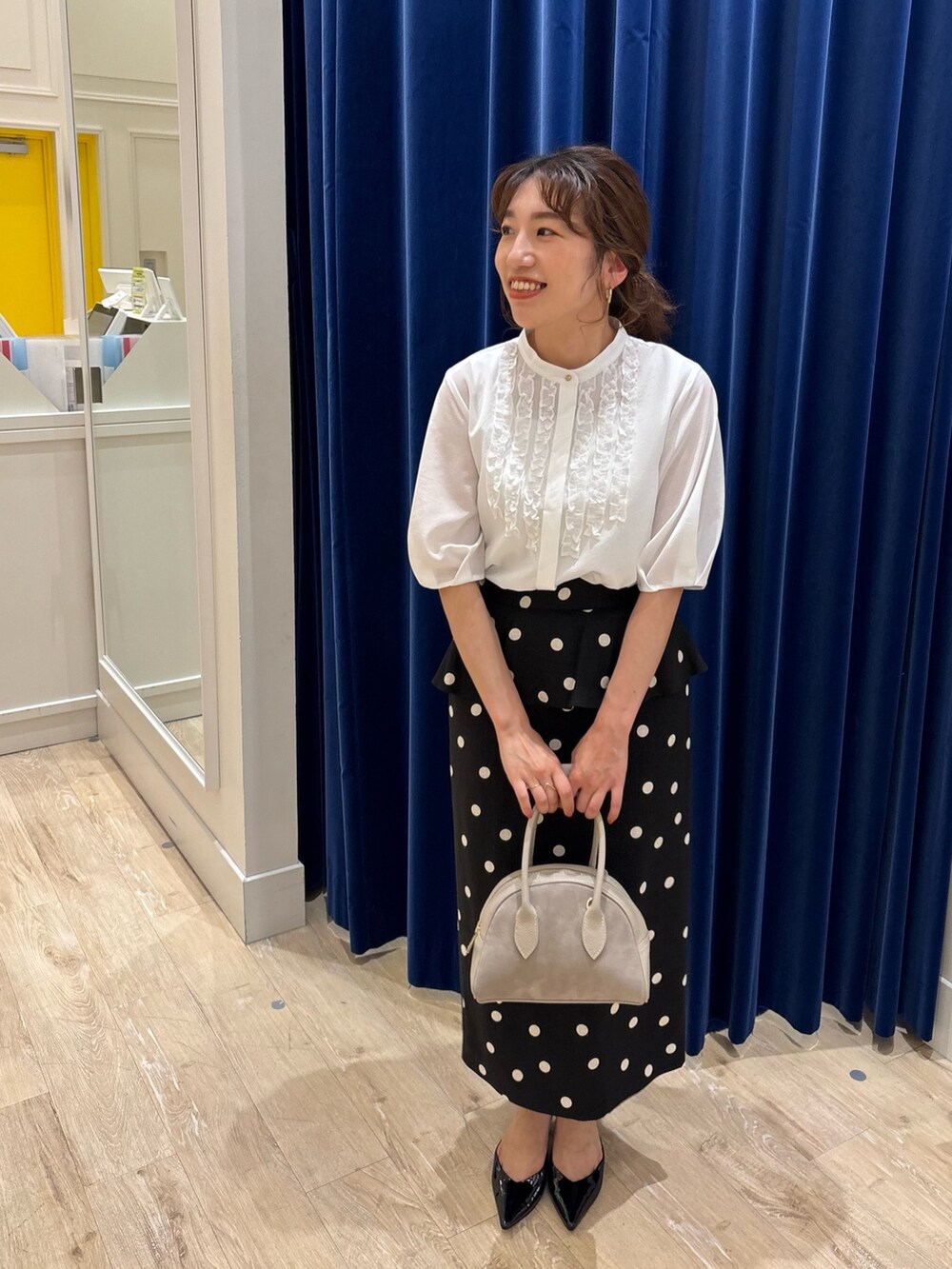 「ブラウス、スカート、スカートスタイル、タイトスカート、ドット、フリル、モノトーン、シンプルコーデ、大人コーデ、大人女子、大人かわいい、春夏コーデ、キレイめ、お出かけコーデ、オンオフ兼用」｜「NOLLEY’Sの前フリルブラウス（シャツ/ブラウス、ホワイト系）」を使った、nol  komatsubaraさん（レディース・159cm）の春コーディネートの3枚目の写真