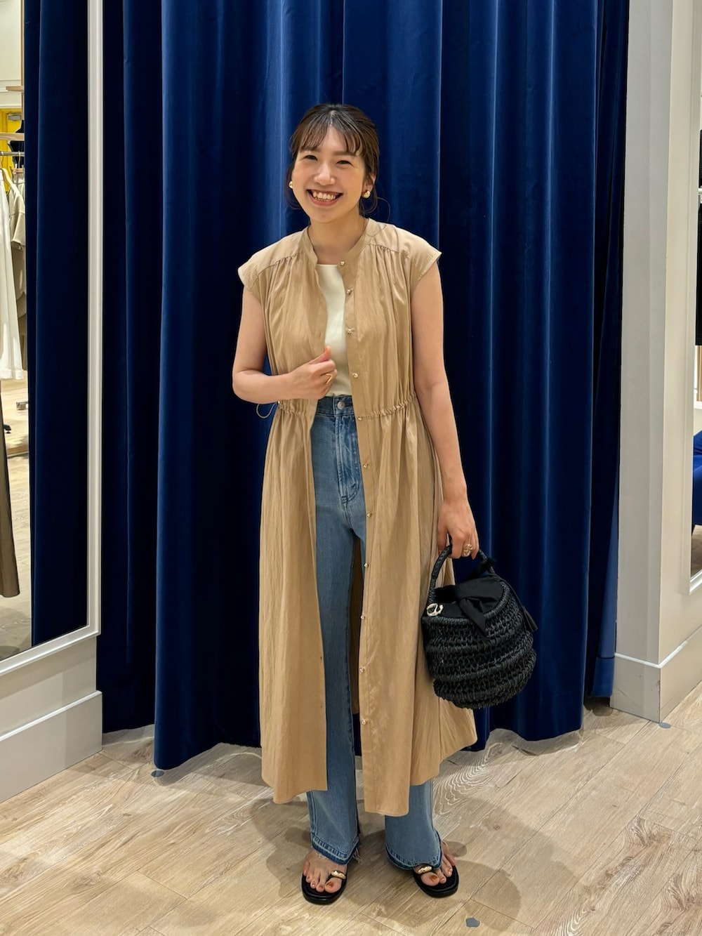 「ワントーンコーデ、ワンピース、デニム、パンツスタイル、お出かけコーデ、休日スタイル、きれいめカジュアル、オトナカジュアル、オトナ女子、サンダル、かごバッグ、ニットキャミソール、羽織りワンピース、シンプルコーデ、初夏コーデ」｜「NOLLEY’Sの総針オトナタンクトップ（タンクトップ、ホワイト系）」を使った、nol  komatsubaraさん（レディース・159cm）の春コーディネートの6枚目の写真