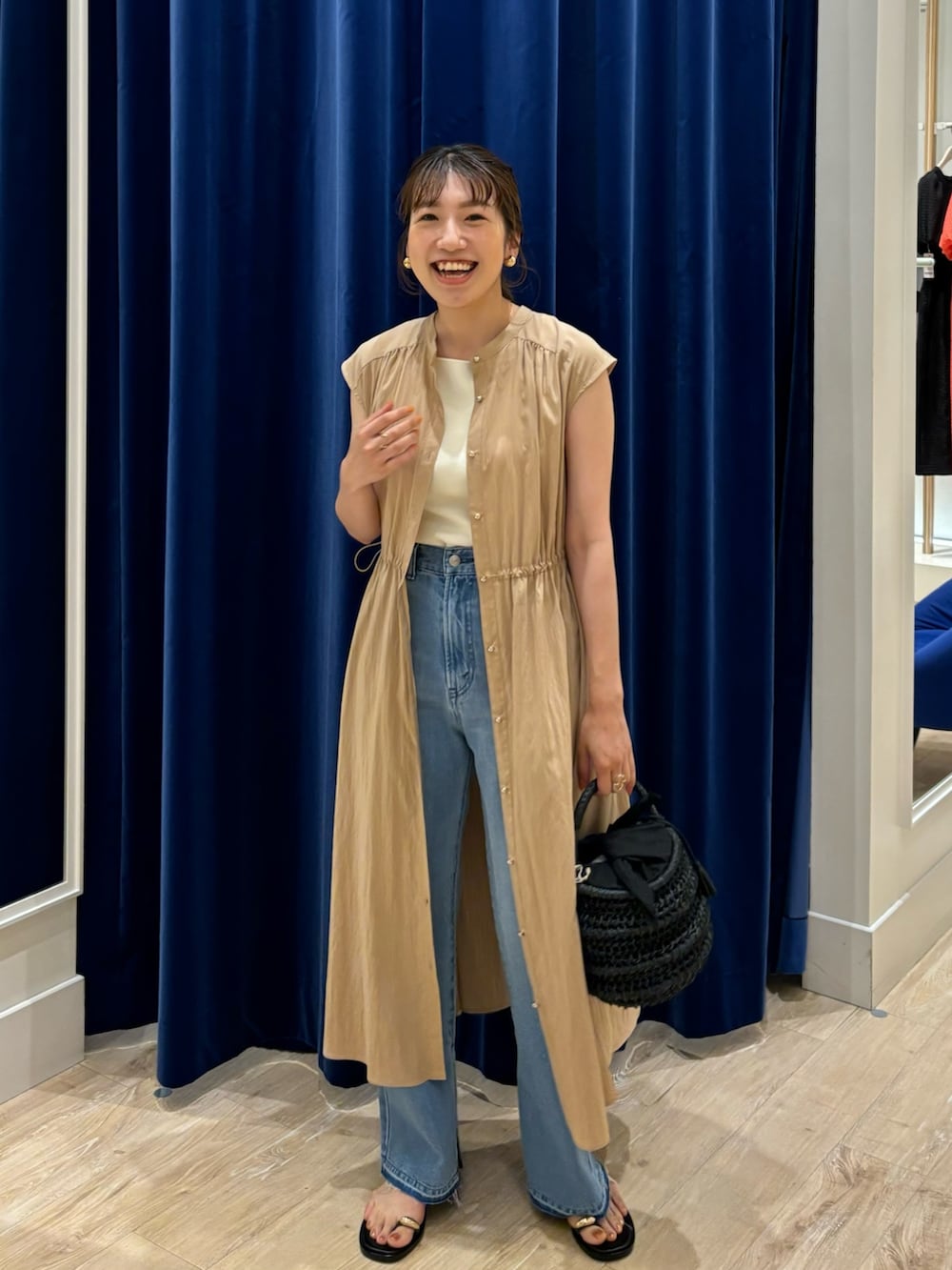 「ワントーンコーデ、ワンピース、デニム、パンツスタイル、お出かけコーデ、休日スタイル、きれいめカジュアル、オトナカジュアル、オトナ女子、サンダル、かごバッグ、ニットキャミソール、羽織りワンピース、シンプルコーデ、初夏コーデ」｜「NOLLEY’Sの総針オトナタンクトップ（タンクトップ、ホワイト系）」を使った、nol  komatsubaraさん（レディース・159cm）の春コーディネートの2枚目の写真