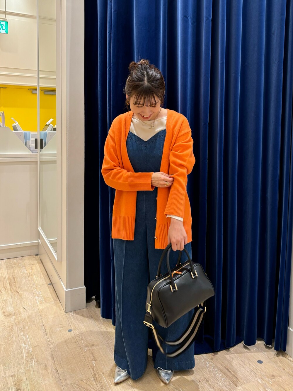 「シンプルコーデ、カーディガン、カラーニット、デニム、オールインワン、サテン、きれいめカジュアル、大人カジュアル、ラクチンコーデ、休日スタイル、お出かけコーデ、黒バッグ」｜「NOLLEY’Sのカシミヤ混MUSICゆったりVネックカーディガン 24AW（カーディガン/ボレロ、オレンジ系）」を使った、nol  komatsubaraさん（レディース・159cm）の秋コーディネートの4枚目の写真