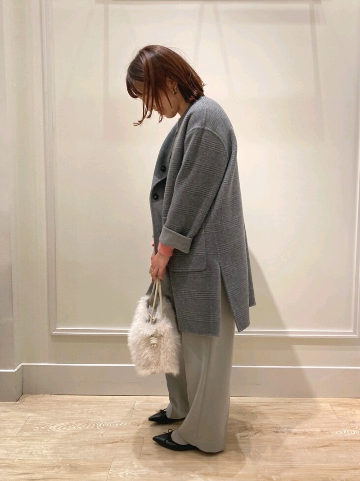 「オトナカジュアル、キレイめカジュアル、コート、リバーシブル、チェック、グレー、カラーニット、ニット、ワイドパンツ、パンツスタイル、ポインテッドトゥ、ニットコーデ、オトナ女子、グレー×ピンク、休日スタイル」|「NOLLEY’Sのリバーシブルハーフコート(ノーカラーコート、グレー系)」を使った、nol komatsubaraさん(レディース・159cm)の秋コーディネートの4枚目の写真