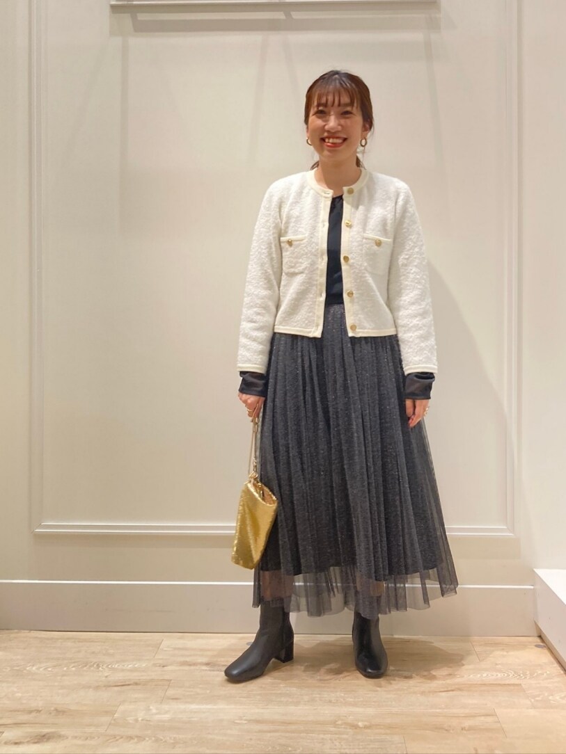 「お出かけコーデ、休日スタイル、オトナ女子、シンプル、シアートップス、モノトーンコーデ、ニットジャケット、チュールスカート、スカートスタイル、ブーツ、ラメ、キレイめ、メタルバッグ、ジャケットスタイル、スカート」｜「NOLLEY’Sの《手洗い可能》フワフワクルーネックジャケット（カーディガン/ボレロ、ホワイト系）」を使った、nol  komatsubaraさん（レディース・159cm）の秋コーディネートの4枚目の写真