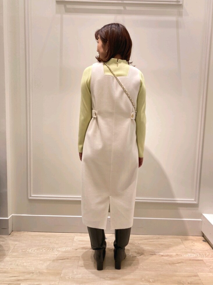 「冬コーデ、ジャンパースカート、白ワンピ、リブニット、カラーニット、ロングブーツ、チェーンバッグ、キルティングバッグ、お出かけコーデ、オンオフ兼用、シンプルコーデ、大人かわいい、休日スタイル、大人コーデ、ワンピース」｜「NOLLEY’Sの圧縮ジャージジャンパースカート（ワンピース、ホワイト系）」を使った、nol  komatsubaraさん（レディース・159cm）の冬コーディネートの5枚目の写真