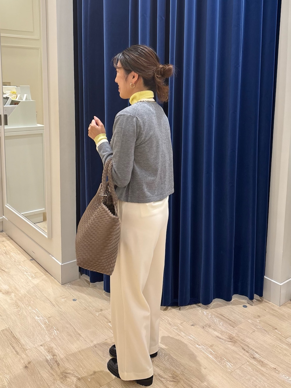 ホワイト系のその他パンツ、グレー系のカーディガン/ボレロ、イエロー系のニット/セーターを着用したレディースの秋コーディネートの6枚目の写真