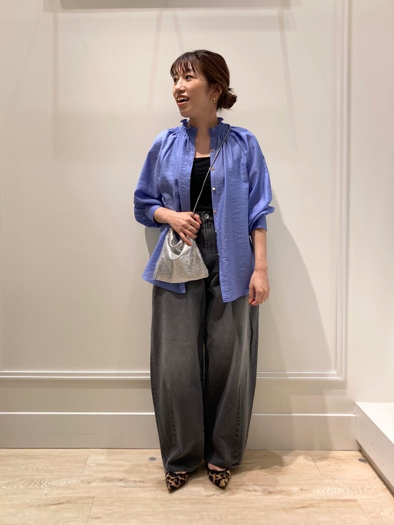 「デニム、きれいめカジュアル、休日コーデ、おでかけコーデ、大人カジュアル、シンプル、着回しコーデ、羽織り、ブラウス、ポインテッドトゥ、メタルバッグ、ブラウス×デニム、カーブデニム、秋コーデ、オンオフ兼用」｜「NOLLEY’Sのハイネックシャーリング2WAYブラウス（シャツ/ブラウス、ブルー系）」を使った、nol  komatsubaraさん（レディース・159cm）の秋コーディネートの3枚目の写真