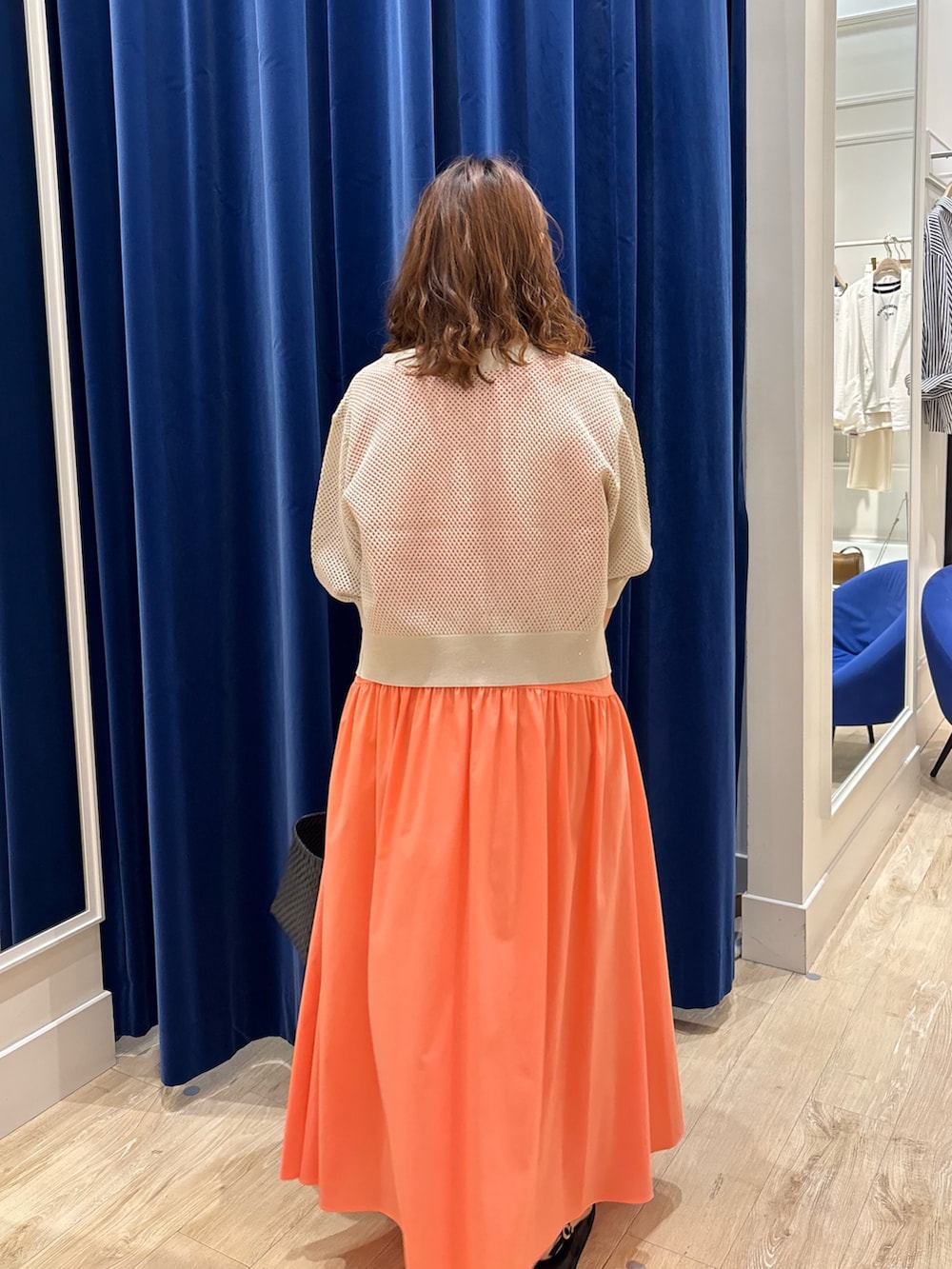 「ワンピース、ワンピーススタイル、カーディガン、メッシュ、カラーワンピース、シンプルコーデ、休日スタイル、お出かけコーデ、大人カジュアル、大人女子、大人かわいい、きれいめカジュアル、ラクチンコーデ、夏コーデ」｜「NOLLEY’Sの撥水ストレッチタフタギャザーワンピース（ワンピース、オレンジ系）」を使った、nol  komatsubaraさん（レディース・159cm）の夏コーディネートの6枚目の写真
