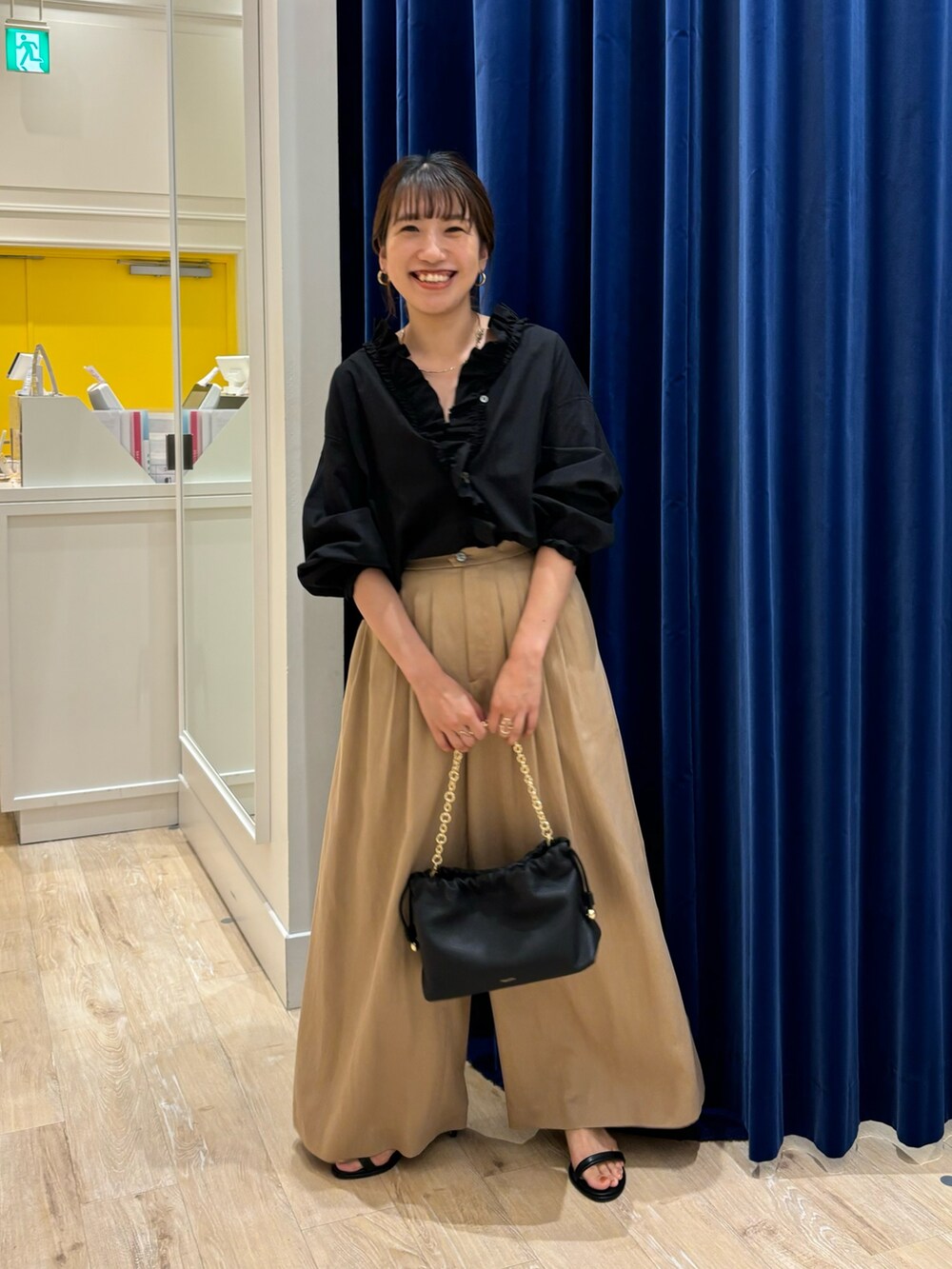 イエロー系のその他パンツ、ブラック系のショルダーバッグ、ブラック系のサンダルを着用したレディースの夏コーディネートの4枚目の写真