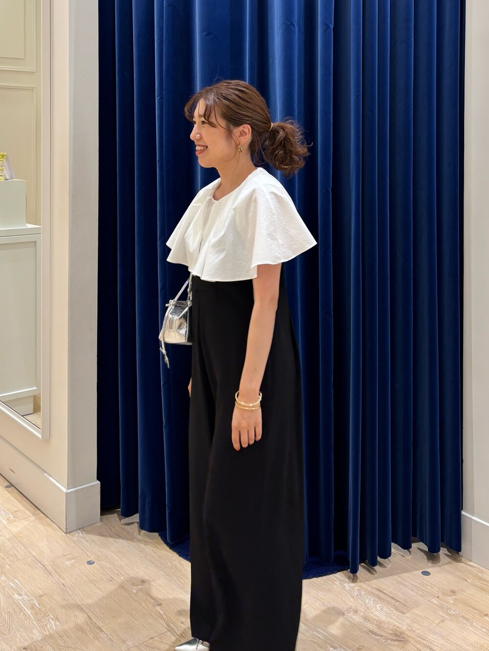 「オールインワン、フリルトップス、シンプルコーデ、オトナカジュアル、オトナ女子、大人かわいい、お出かけコーデ、モノトーン、楽チンコーデ、シルバーバッグ、春夏コーデ、甘めカジュアル」｜「Rie Millerの《セットアップ対応》【PR林☆別注アイテム】ウォッシャブルエアーシャークオールインワン（つなぎ/オールインワン、ブラック系）」を使った、nol  komatsubaraさん（レディース・159cm）の夏コーディネートの5枚目の写真