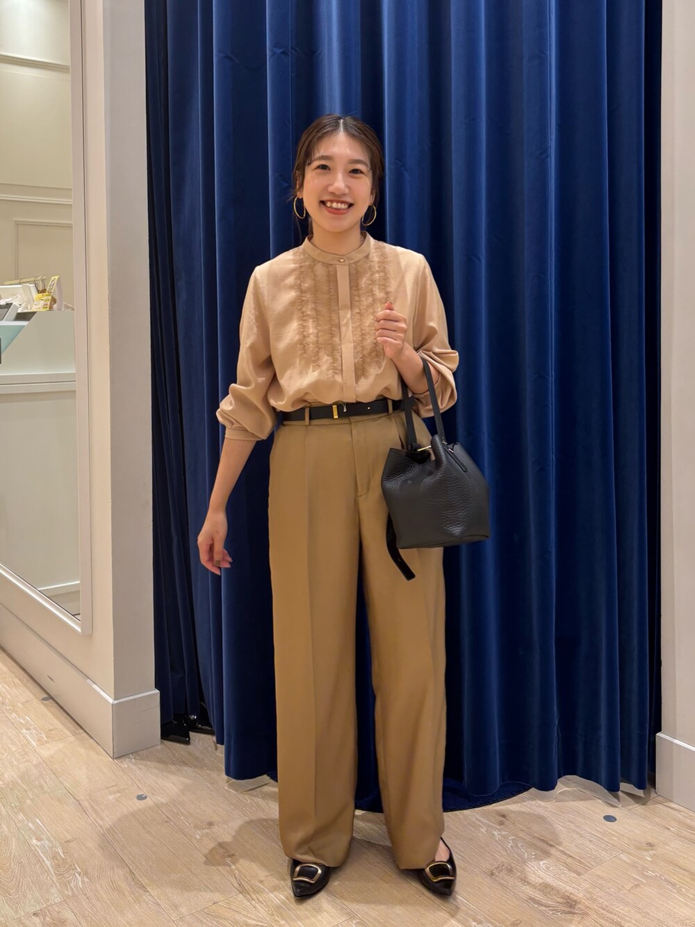 イエロー系のシャツ/ブラウス、イエロー系のその他パンツ、ブラック系のショルダーバッグを着用したレディースの秋コーディネートの2枚目の写真