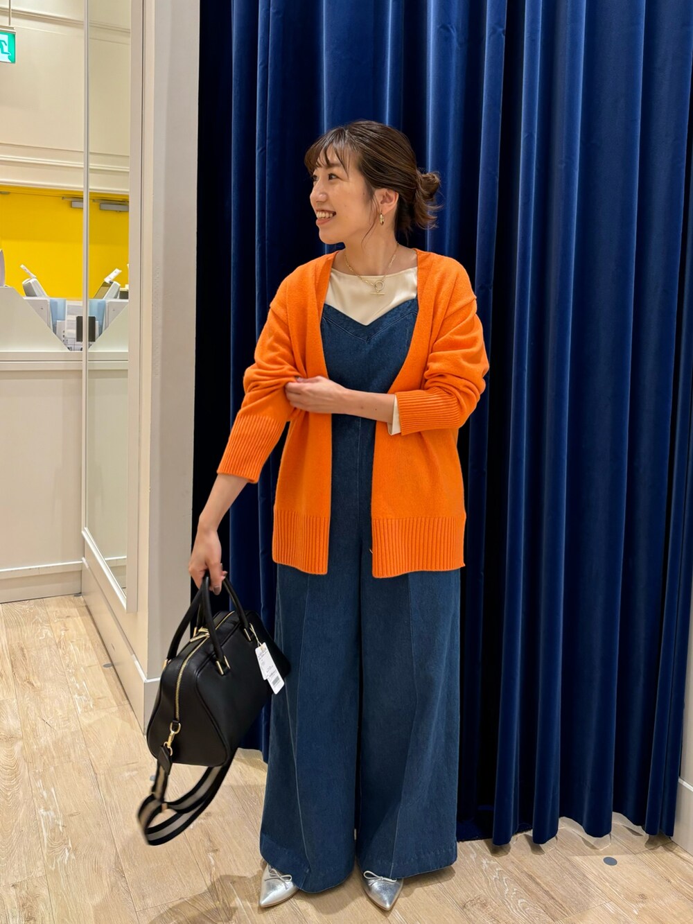 「シンプルコーデ、カーディガン、カラーニット、デニム、オールインワン、サテン、きれいめカジュアル、大人カジュアル、ラクチンコーデ、休日スタイル、お出かけコーデ、黒バッグ」｜「NOLLEY’Sのカシミヤ混MUSICゆったりVネックカーディガン 24AW（カーディガン/ボレロ、オレンジ系）」を使った、nol  komatsubaraさん（レディース・159cm）の秋コーディネートの3枚目の写真