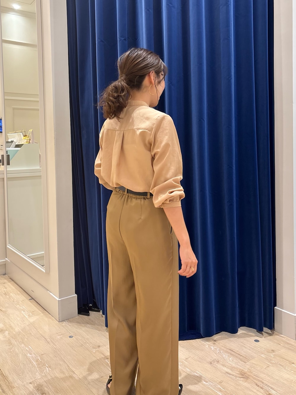 イエロー系のシャツ/ブラウス、イエロー系のその他パンツ、ブラック系のショルダーバッグを着用したレディースの秋コーディネートの6枚目の写真