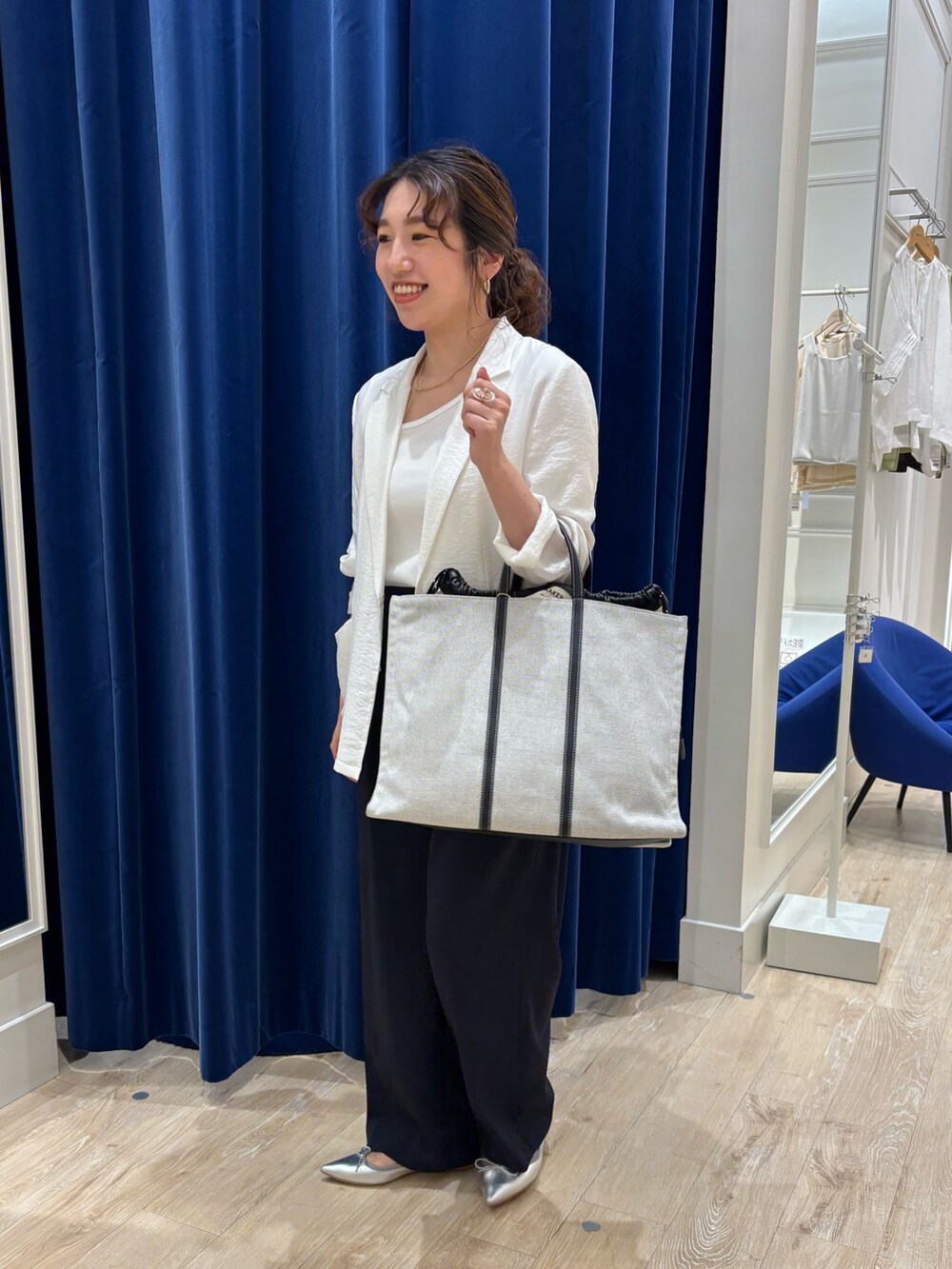 「ジャケット、ジャケットスタイル、シアージャケット、パンツスタイル、ワイドパンツ、イージーパンツ、シンプルコーデ、キレイめ、きれいめカジュアル、オフィスカジュアル、大人コーデ、大人女子、モノトーン、春夏コーデ、お出かけコーデ」|「NOLLEY’S Sophiのウォッシャブルシアーシルクライトジャケット(テーラードジャケット、ホワイト系)」を使った、nol komatsubaraさん(レディース・159cm)の春コーディネートの3枚目の写真