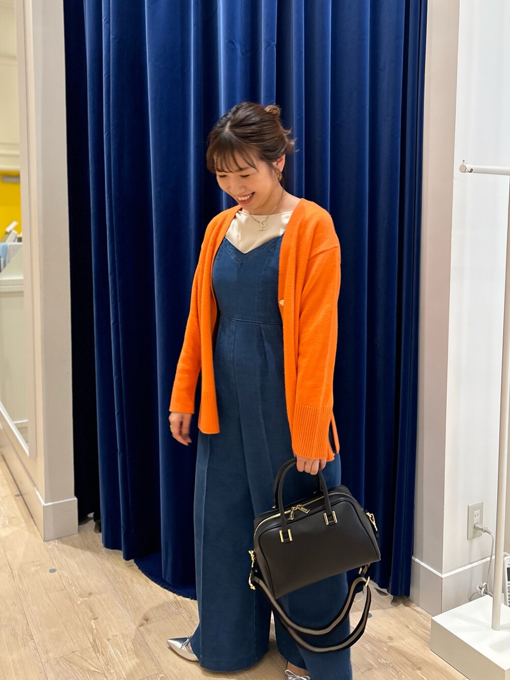 「シンプルコーデ、カーディガン、カラーニット、デニム、オールインワン、サテン、きれいめカジュアル、大人カジュアル、ラクチンコーデ、休日スタイル、お出かけコーデ、黒バッグ」｜「NOLLEY’Sのカシミヤ混MUSICゆったりVネックカーディガン 24AW（カーディガン/ボレロ、オレンジ系）」を使った、nol  komatsubaraさん（レディース・159cm）の秋コーディネートの2枚目の写真