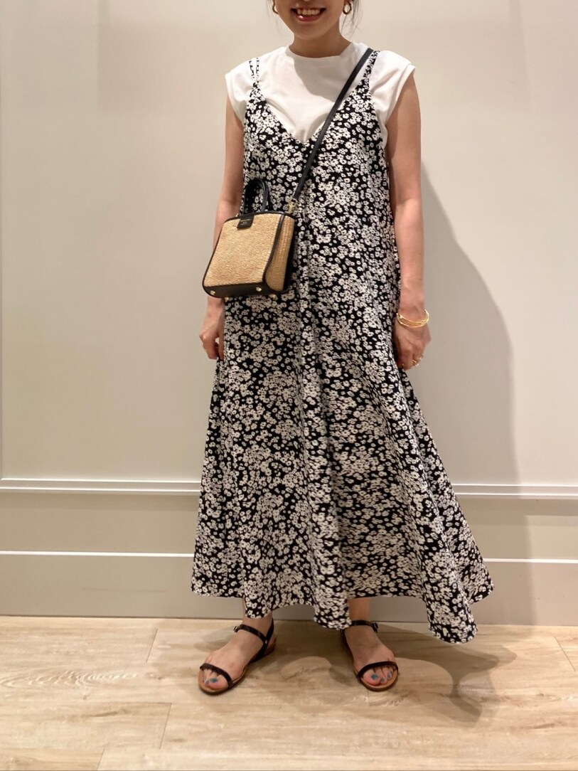 ブラック系のワンピース、ホワイト系のTシャツ/カットソー、ブラック系のトートバッグを着用したレディースの夏コーディネートの5枚目の写真