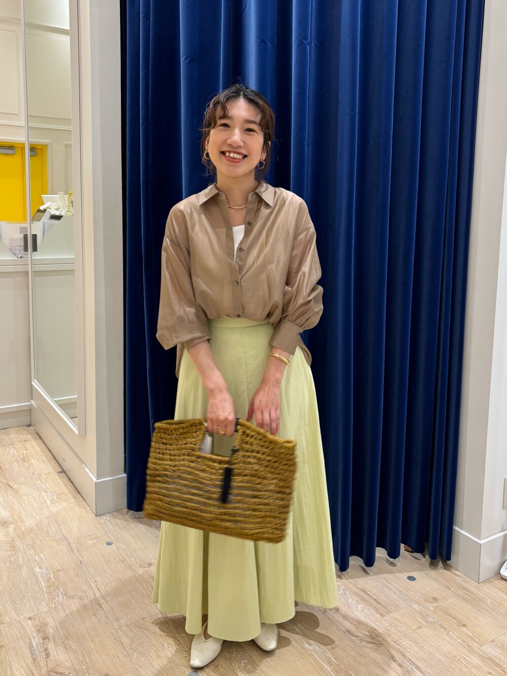 「シャツ、シャツスタイル、スカート、ロングスカート、カラースカート、シンプルコーデ、きれいめカジュアル、オトナカジュアル、お出かけコーデ、大人ガーリー、オトナ女子、初夏コーデ、かごバッグ」|「The Bagmatiの【BAGMATI/ バグマティ】ラフィアかごバッグ【PR林☆別注アイテム】(かごバッグ、ベージュ系)」を使った、nol komatsubaraさん(レディース・159cm)の春コーディネートの2枚目の写真