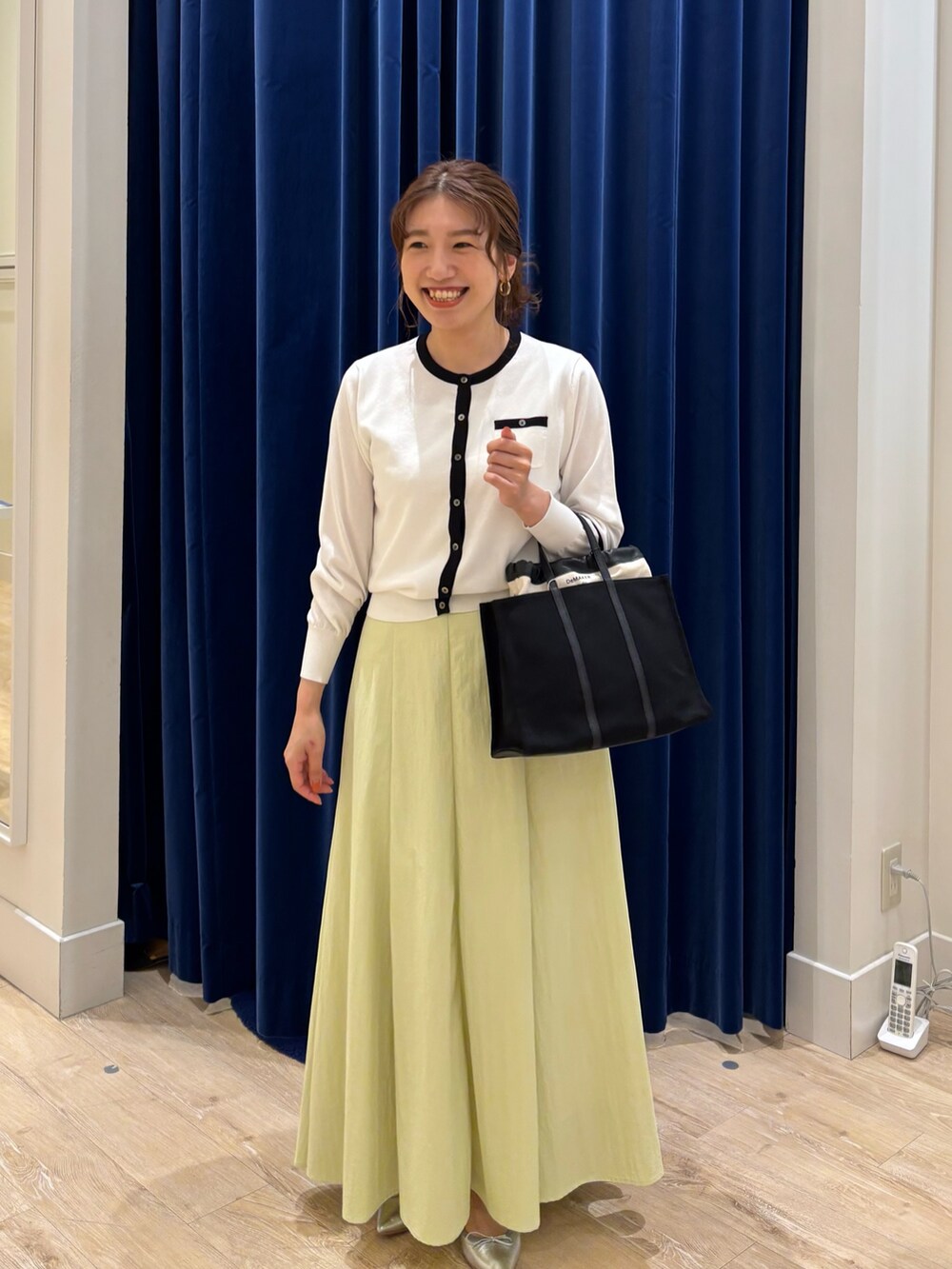 「カーディガン、カーディガンコーデ、スカート、スカートスタイル、ロングスカート、シンプルコーデ、キレイめ、大人コーデ、お出かけコーデ、休日スタイル、春夏コーデ、オトナ女子」｜「NOLLEY’S Sophiの高機能 タスランフレアロングスカート（スカート、グリーン系）」を使った、nol  komatsubaraさん（レディース・159cm）の夏コーディネートの2枚目の写真