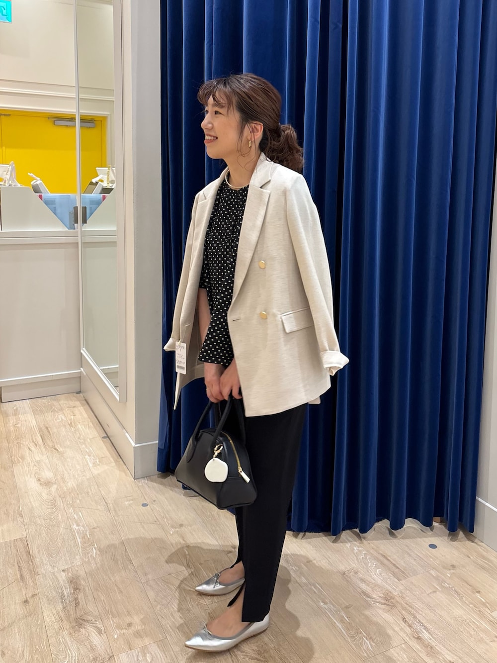「ジャケット、ジャケットスタイル、ブラウス、パンツスタイル、スリットパンツ、シンプルコーデ、キレイめ、オフィスカジュアル、オフィススタイル、大人コーデ、大人女子、大人かわいい、モノトーン、春夏コーデ」｜「NOLLEY’Sの◇【WEB限定】サッカードット5分袖タックブラウス（シャツ/ブラウス、ブラック系）」を使った、nol  komatsubaraさん（レディース・159cm）の春コーディネートの3枚目の写真