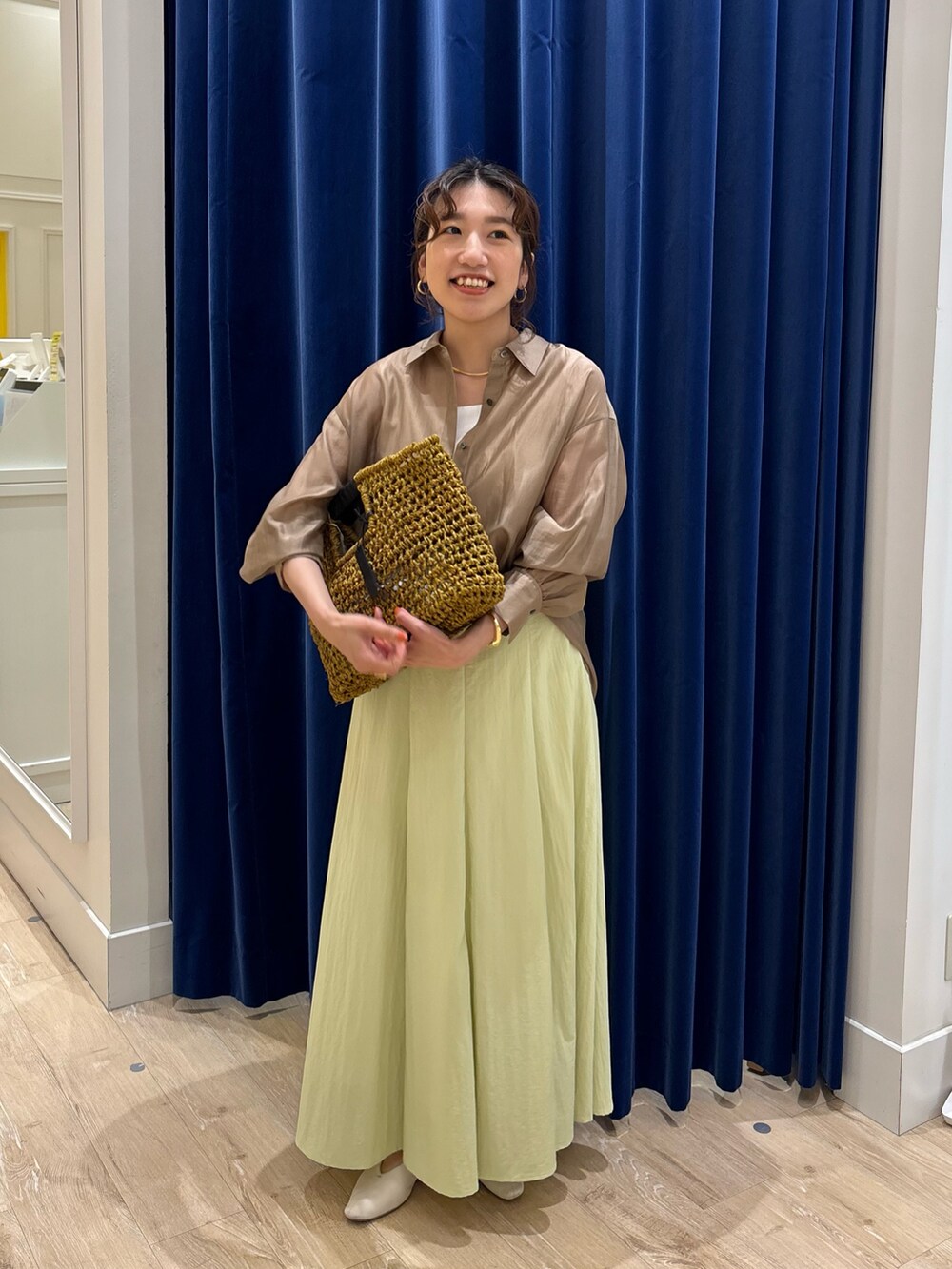 「シャツ、シャツスタイル、スカート、ロングスカート、カラースカート、シンプルコーデ、きれいめカジュアル、オトナカジュアル、お出かけコーデ、大人ガーリー、オトナ女子、初夏コーデ、かごバッグ」|「The Bagmatiの【BAGMATI/ バグマティ】ラフィアかごバッグ【PR林☆別注アイテム】(かごバッグ、ベージュ系)」を使った、nol komatsubaraさん(レディース・159cm)の春コーディネートの5枚目の写真