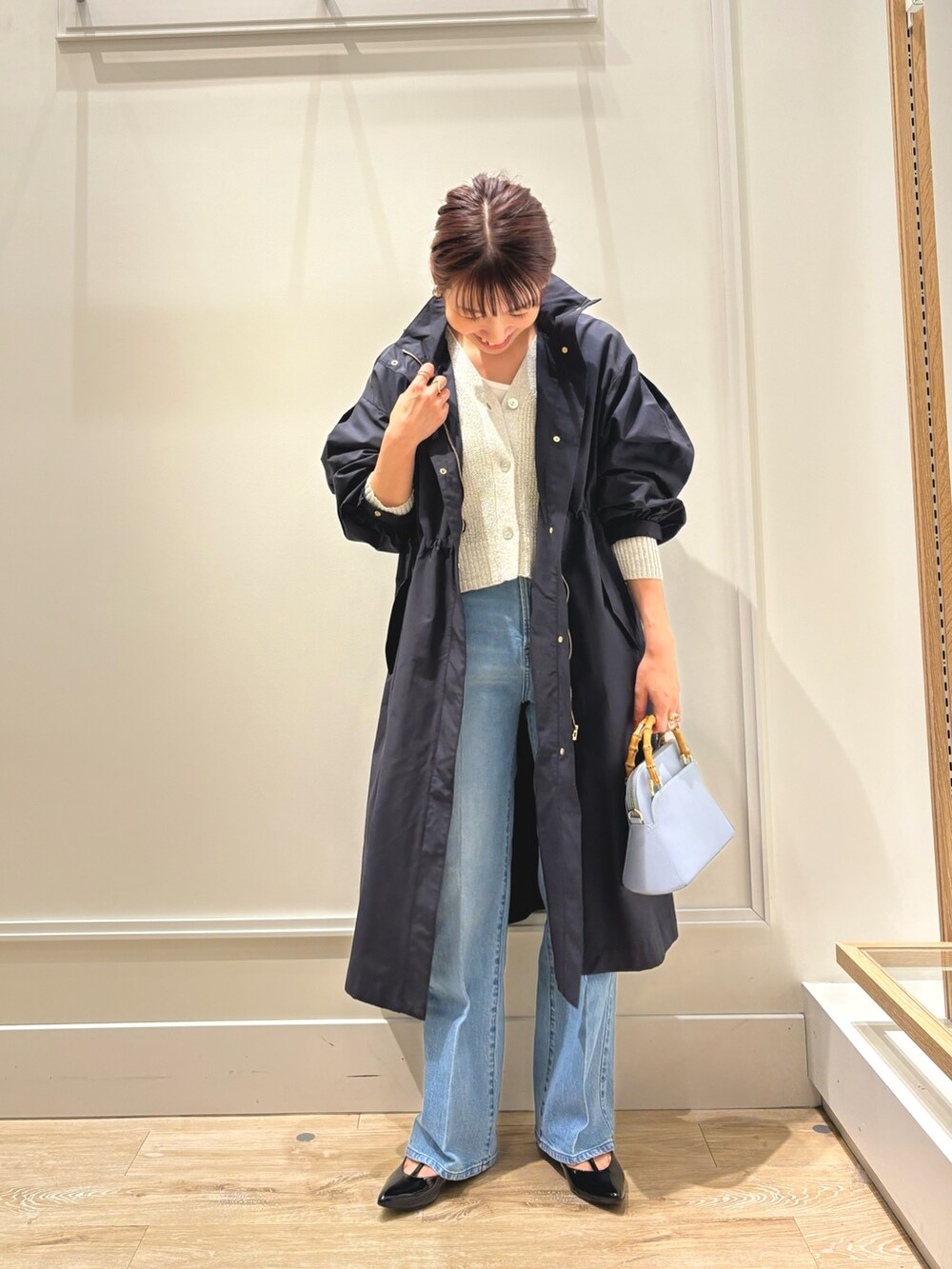 「春コーデ、休日スタイル、お出かけコーデ、シンプル、オトナカジュアル、デニム、春アウター、フーテッドコート、スタンドカラー、ラメ、デニムコーデ、カラーバッグ、カーディガン、きれいめカジュアル、春服」｜「Rie Millerのセンタープレスハイウエストデニム（デニムパンツ、ブルー系）」を使った、nol  komatsubaraさん（レディース・159cm）の冬コーディネートの3枚目の写真