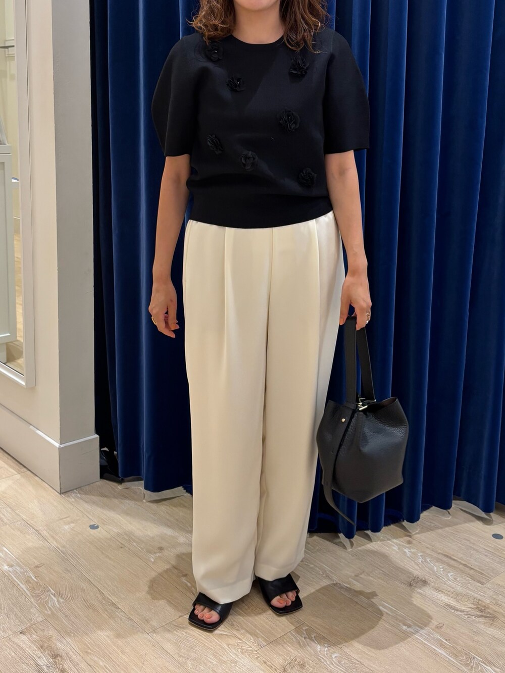 「パンツスタイル、ワイドパンツ、イージーパンツ、ニット、着映えニット、フラワーモチーフ、モノトーンコーデ、モノトーン、シンプルコーデ、オトナ女子、大人コーデ、大人かわいい、キレイめ、お出かけコーデ」｜「NOLLEY’S Sophiの《手洗い可能》チュールフラワー付きフォルムプルオーバーニット（ニット/セーター、ブラック系）」を使った、nol  komatsubaraさん（レディース・159cm）の夏コーディネートの6枚目の写真
