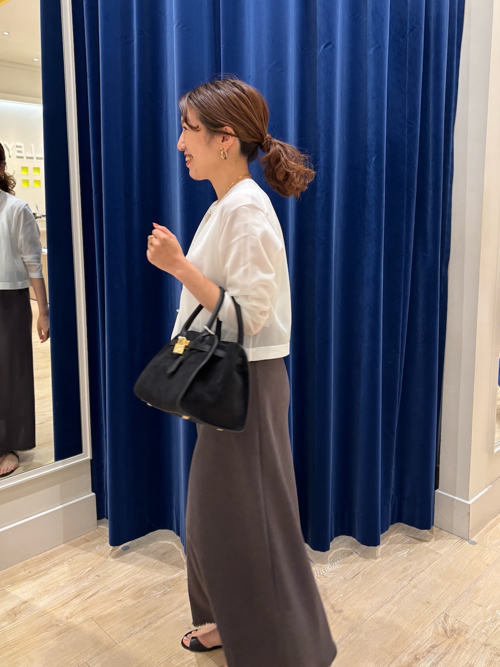 「ニット、アンサンブル、ラメ、シアー、スカートスタイル、スカート、シンプルコーデ、キレイめ、大人コーデ、オトナ女子、お出かけコーデ、休日スタイル、オンオフ兼用」|「NOLLEY’Sのウォッシャブル綿麻スラブナロースカート(スカート、グレー系)」を使った、nol komatsubaraさん(レディース・159cm)の夏コーディネートの5枚目の写真