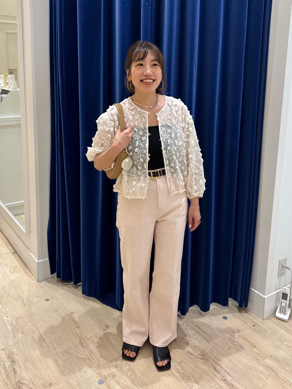 「ブラウス、レース、刺繍、羽織り、デニム、ブラウス×デニム、シンプルコーデ、大人カジュアル、大人女子、大人かわいい、大人ガーリー、きれいめカジュアル、春コーデ、お出かけコーデ、休日スタイル」|「Rie Millerの【RM denim】センタープレスハイウエストデニム(デニムパンツ、ピンク系)」を使った、nol komatsubaraさん(レディース・159cm)の春コーディネートの5枚目の写真