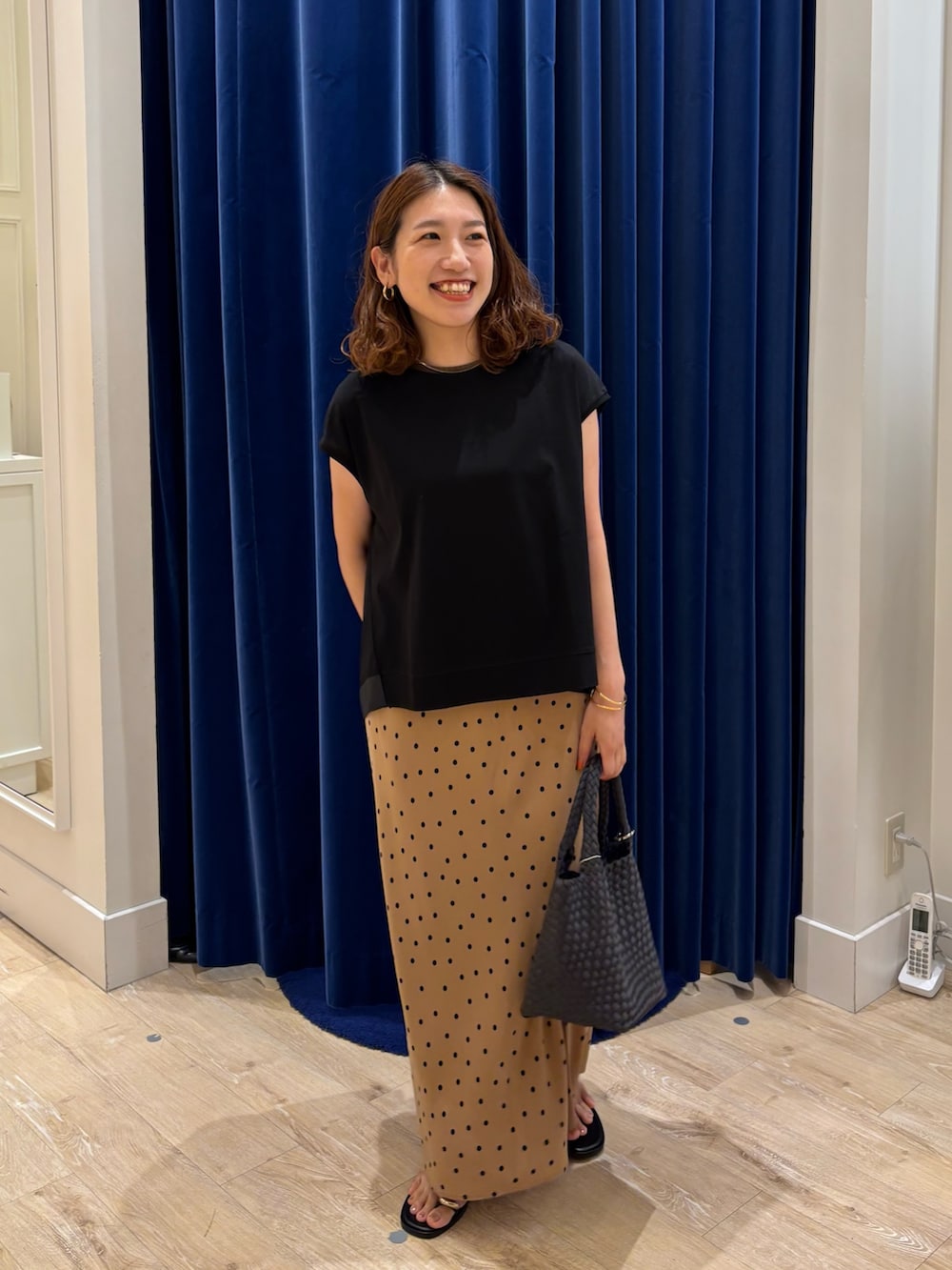 「カットソー、チュール、スカート、スカートスタイル、ナロースカート、ドット、シンプルコーデ、大人カジュアル、大人女子、大人かわいい、お出かけコーデ、サンダル、夏コーデ、晩夏、休日スタイル」|「NOLLEY’Sの後ろチュール切り替えフレンチスリーブカットソー(Tシャツ/カットソー、ブラック系)」を使った、nol komatsubaraさん(レディース・159cm)の夏コーディネートの3枚目の写真